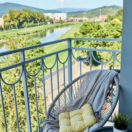 завжди світло та вода! Wonderful Panoramic View Apartment Mukacheve